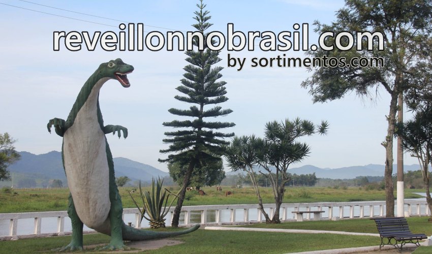 Praça Henrique José Ternes - Dino em Tijucas, Santa Catarina - reveillonobrasil.com