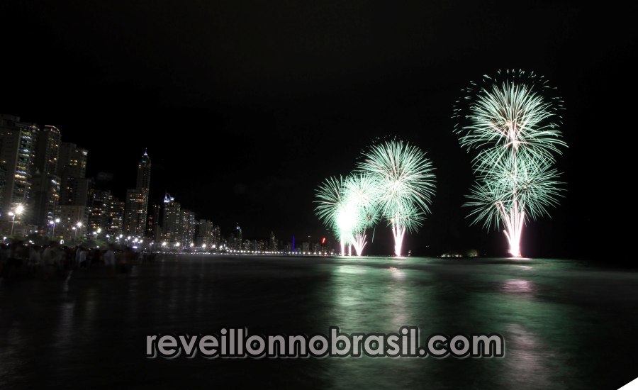 Balneário Camboriú Réveillon 2023 : prefeitura lança edital para queima de fogos